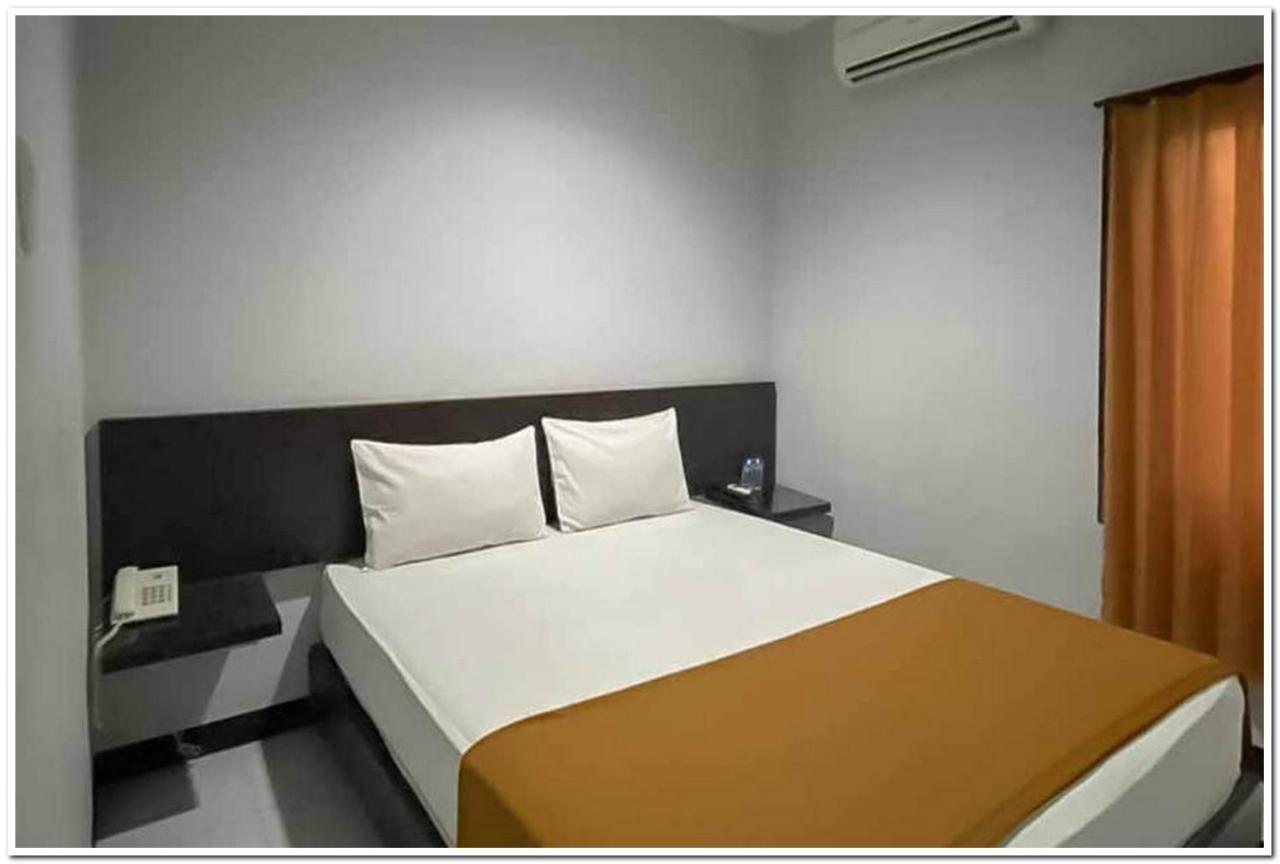 Losmen Family Syariah Bypass Juanda Mitra Reddoorz Brebek Экстерьер фото