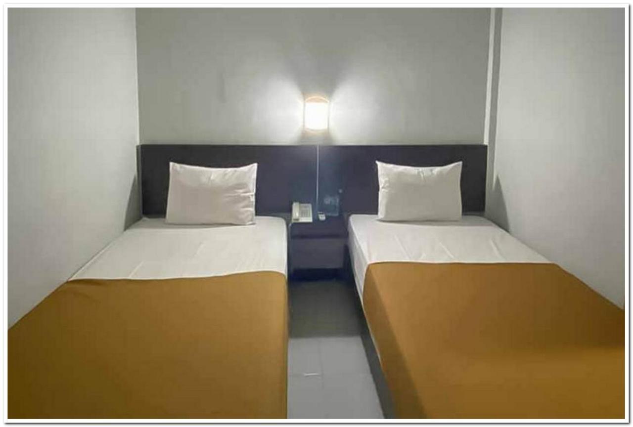Losmen Family Syariah Bypass Juanda Mitra Reddoorz Brebek Экстерьер фото